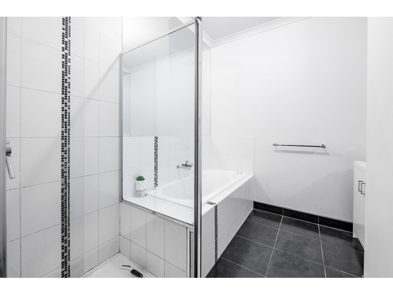 8 Kavanagh Lane, Clyde North VIC 3978