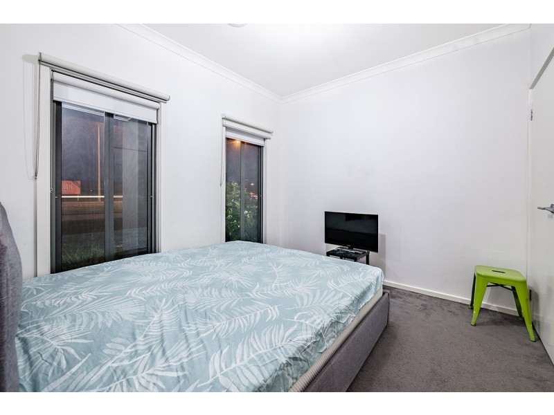 8 Kavanagh Lane, Clyde North VIC 3978