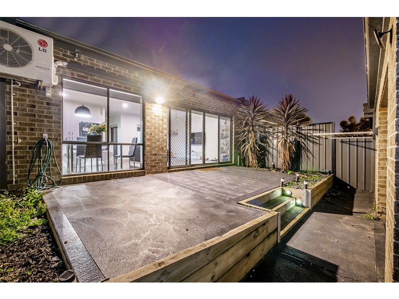 8 Kavanagh Lane, Clyde North VIC 3978