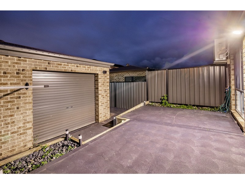 8 Kavanagh Lane, Clyde North VIC 3978