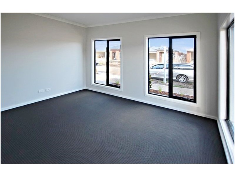 18 Langside Grove, Cranbourne East VIC 3977