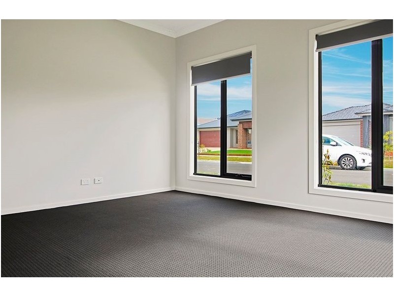 18 Langside Grove, Cranbourne East VIC 3977