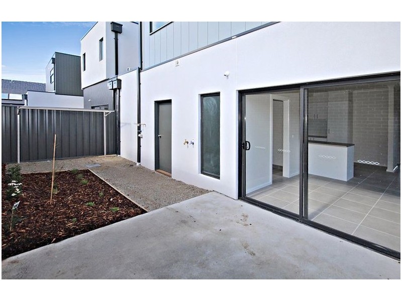 18 Langside Grove, Cranbourne East VIC 3977
