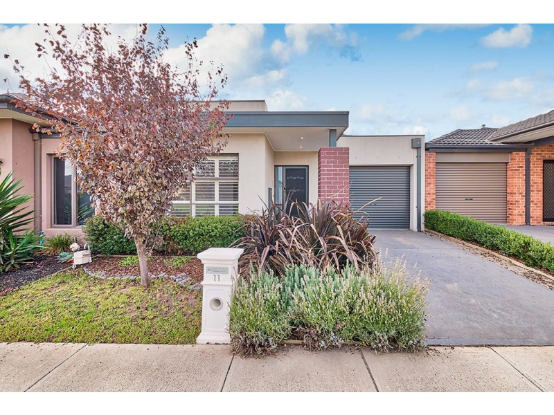 11 Dellinea Street, Cranbourne North VIC 3977