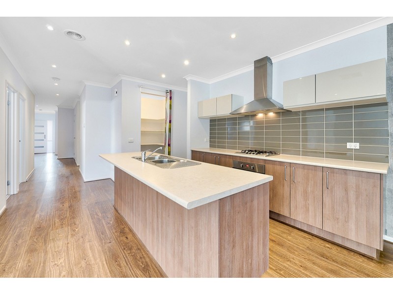 11 Dellinea Street, Cranbourne North VIC 3977