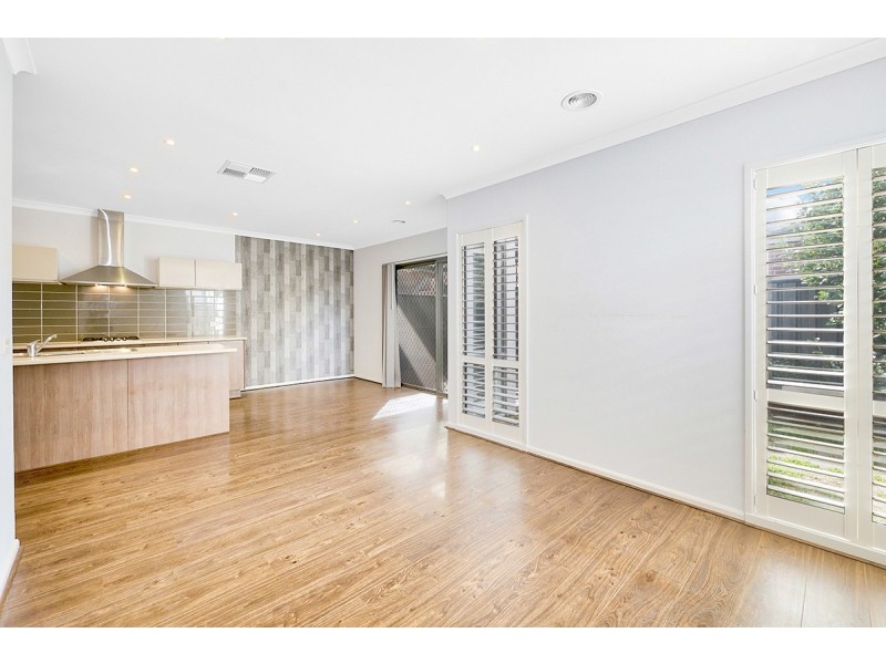 11 Dellinea Street, Cranbourne North VIC 3977