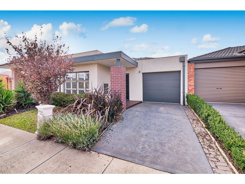 11 Dellinea Street, Cranbourne North VIC 3977