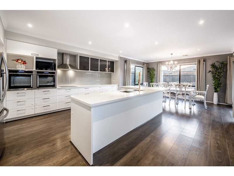 14 Herring Avenue, Cranbourne North VIC 3977