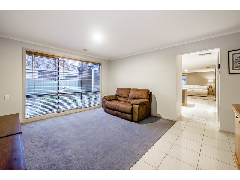 14 Horsham Drive, Cranbourne East VIC 3977