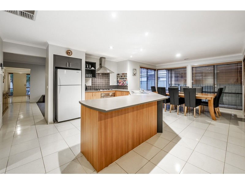 14 Horsham Drive, Cranbourne East VIC 3977