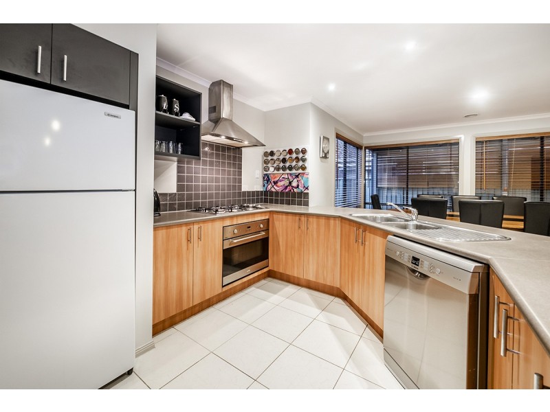 14 Horsham Drive, Cranbourne East VIC 3977