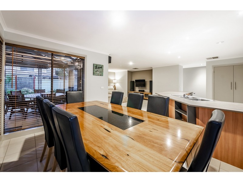 14 Horsham Drive, Cranbourne East VIC 3977