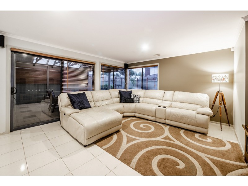 14 Horsham Drive, Cranbourne East VIC 3977