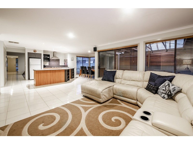 14 Horsham Drive, Cranbourne East VIC 3977