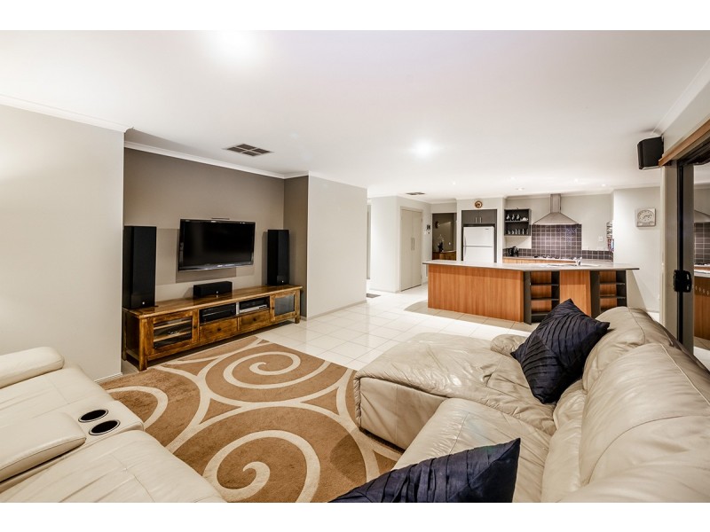 14 Horsham Drive, Cranbourne East VIC 3977