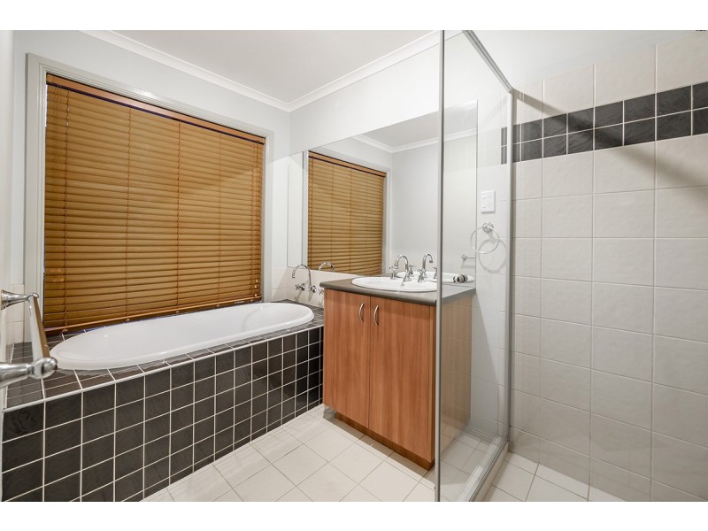 14 Horsham Drive, Cranbourne East VIC 3977