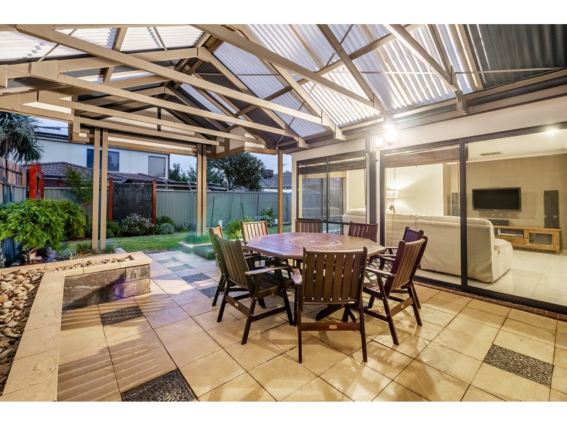 14 Horsham Drive, Cranbourne East VIC 3977