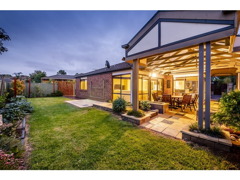 14 Horsham Drive, Cranbourne East VIC 3977