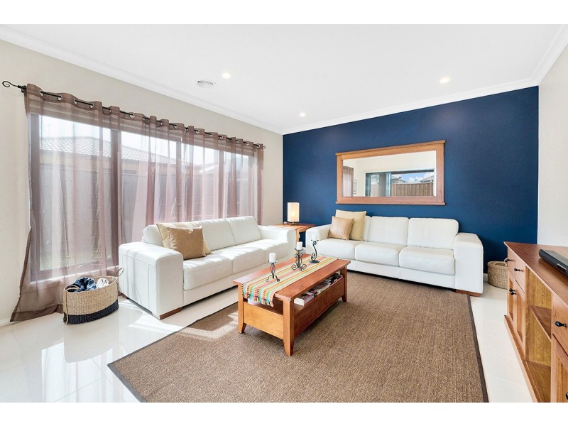 11 Carisbrooke Way, Clyde North VIC 3978