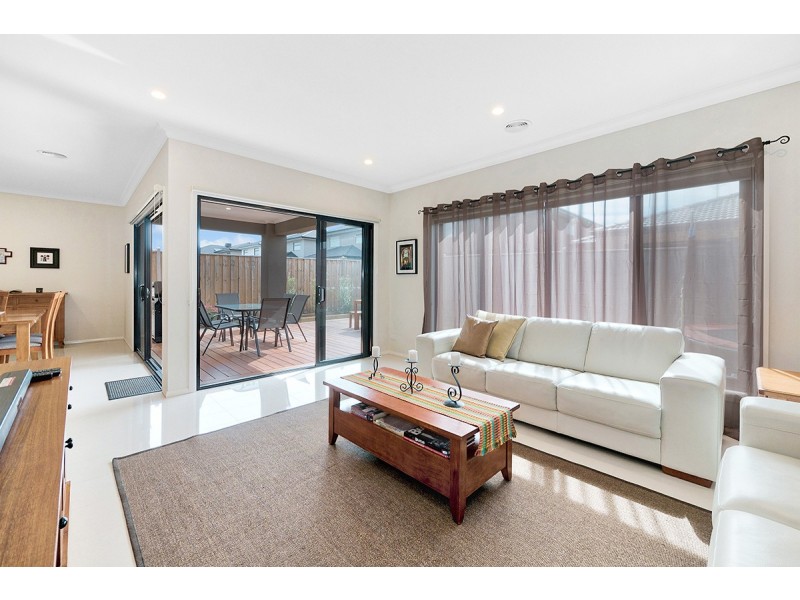 11 Carisbrooke Way, Clyde North VIC 3978