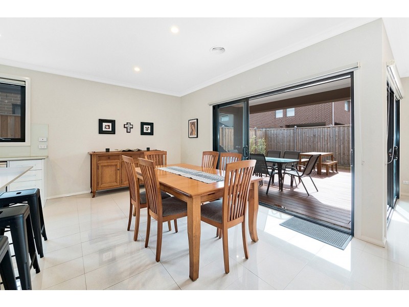 11 Carisbrooke Way, Clyde North VIC 3978