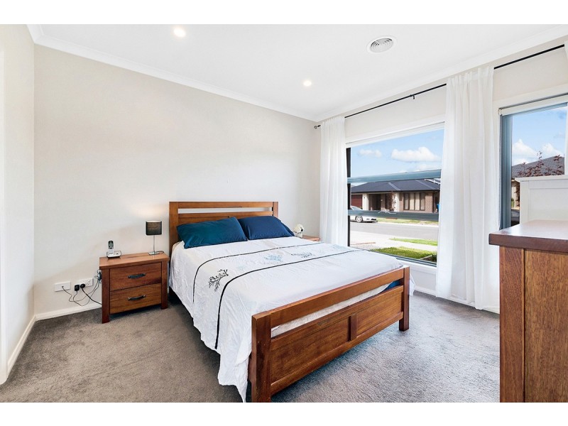 11 Carisbrooke Way, Clyde North VIC 3978