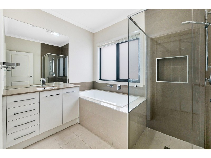 11 Carisbrooke Way, Clyde North VIC 3978