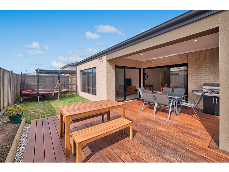 11 Carisbrooke Way, Clyde North VIC 3978