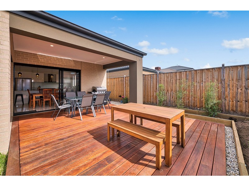 11 Carisbrooke Way, Clyde North VIC 3978