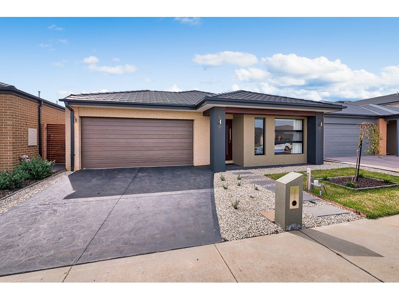 11 Carisbrooke Way, Clyde North VIC 3978
