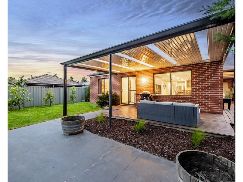 22 Macpherson Circuit, Cranbourne East VIC 3977