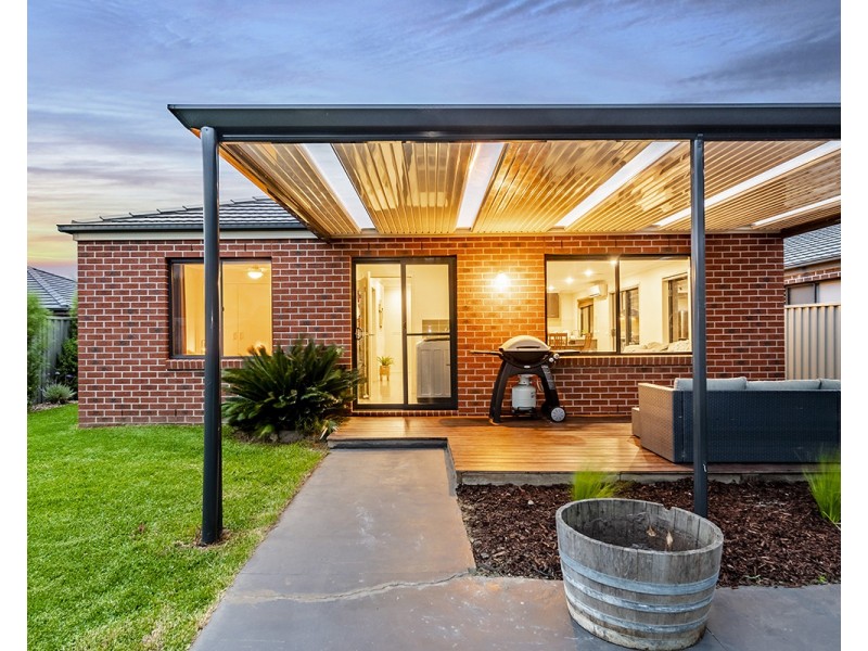 22 Macpherson Circuit, Cranbourne East VIC 3977