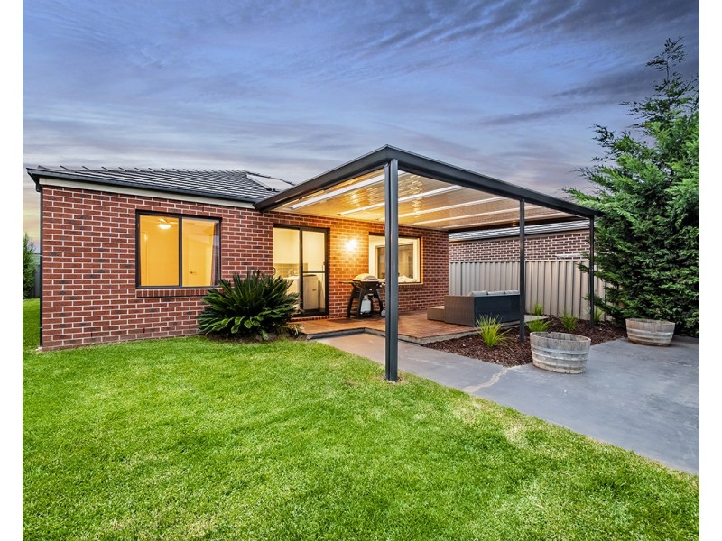 22 Macpherson Circuit, Cranbourne East VIC 3977