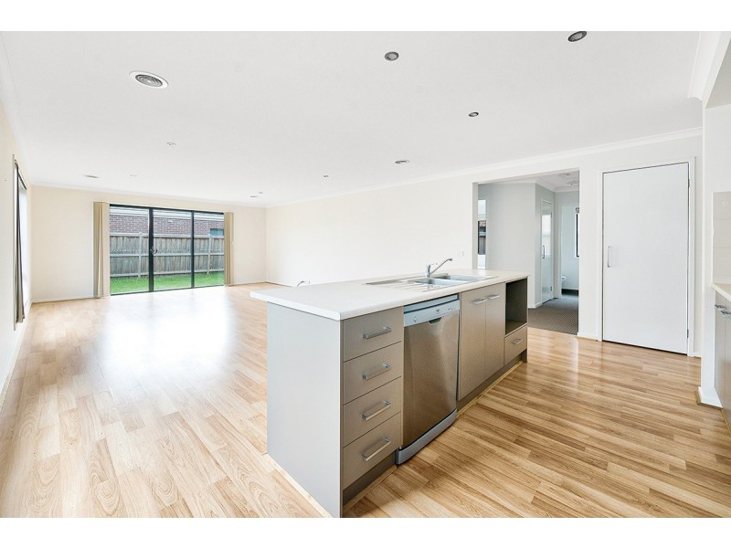 5 Aura Street, Clyde North VIC 3978