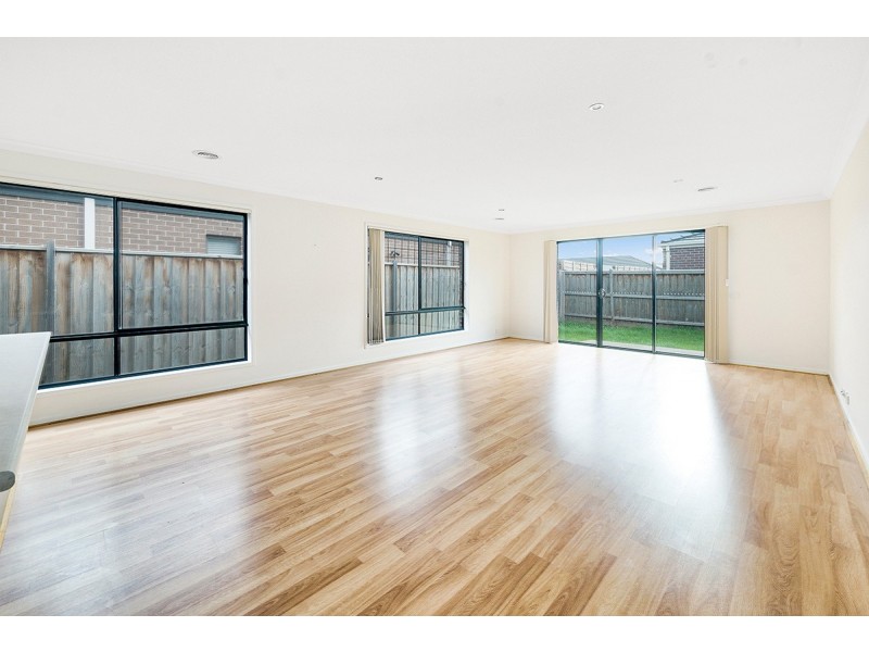 5 Aura Street, Clyde North VIC 3978