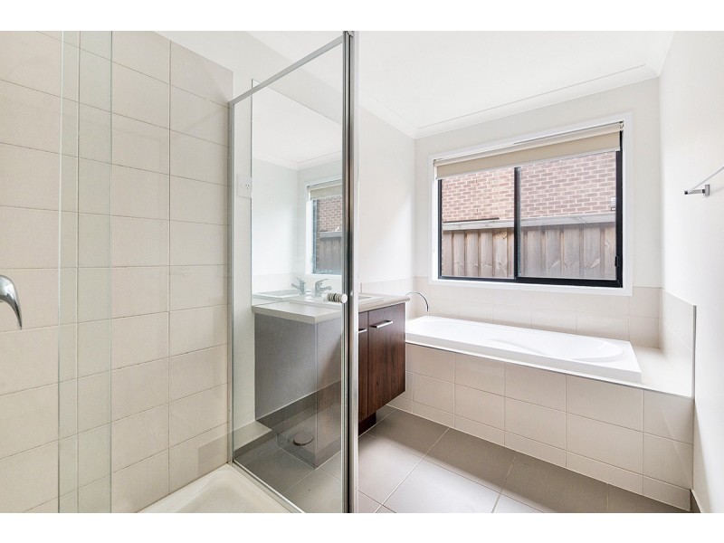 5 Aura Street, Clyde North VIC 3978