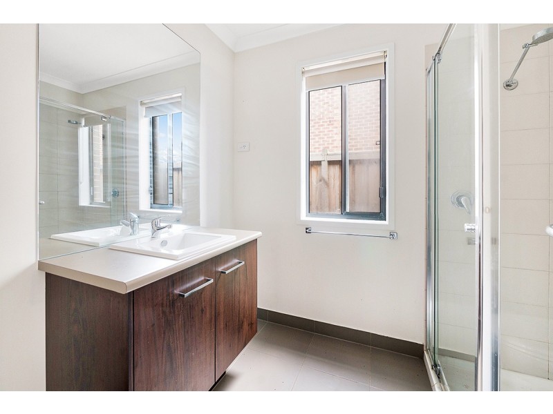 5 Aura Street, Clyde North VIC 3978