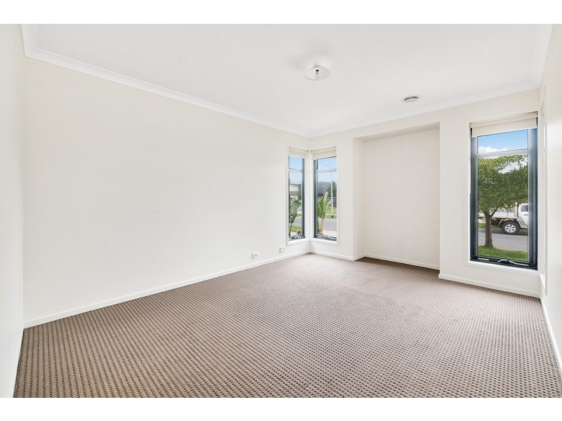 5 Aura Street, Clyde North VIC 3978