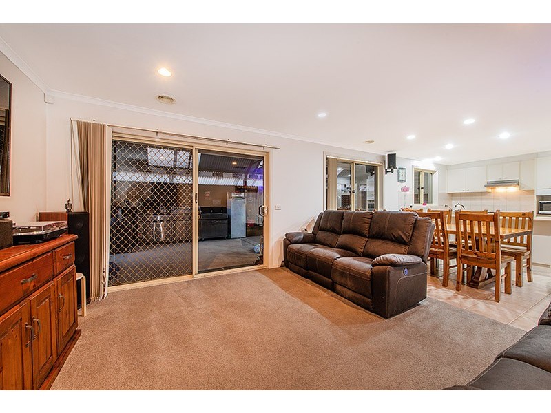 4 Gowrie Place, Cranbourne West VIC 3977