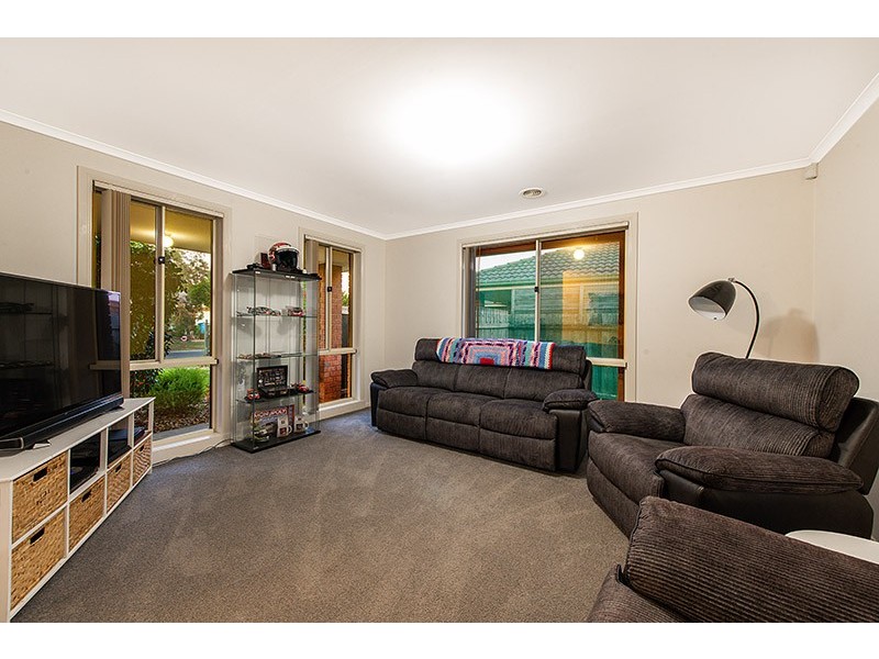 4 Gowrie Place, Cranbourne West VIC 3977