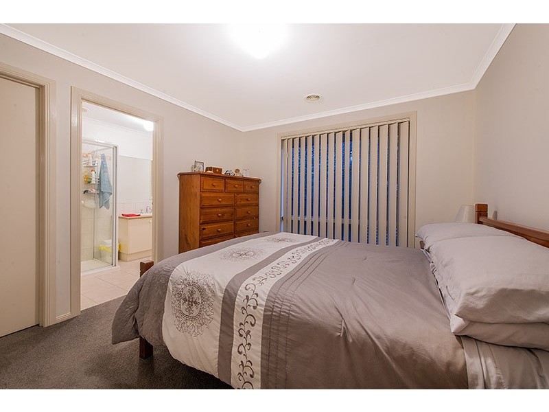 4 Gowrie Place, Cranbourne West VIC 3977