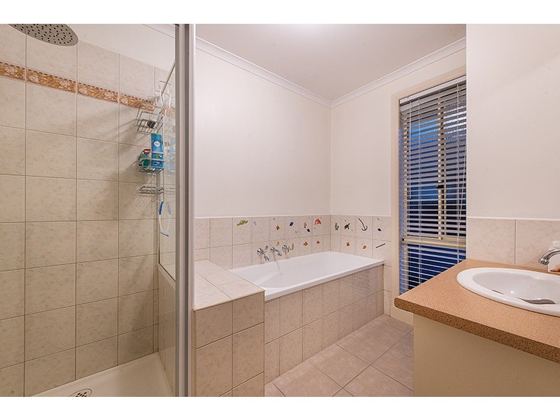 4 Gowrie Place, Cranbourne West VIC 3977