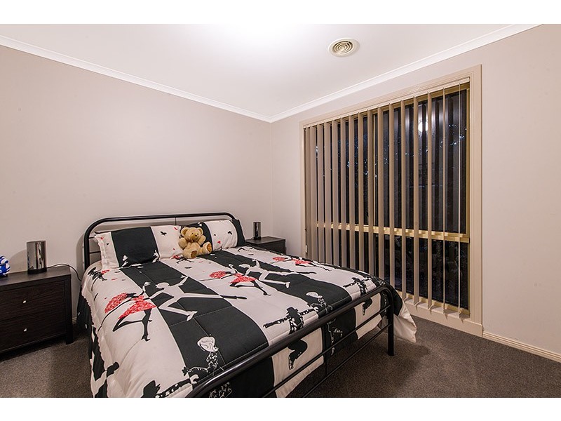 4 Gowrie Place, Cranbourne West VIC 3977