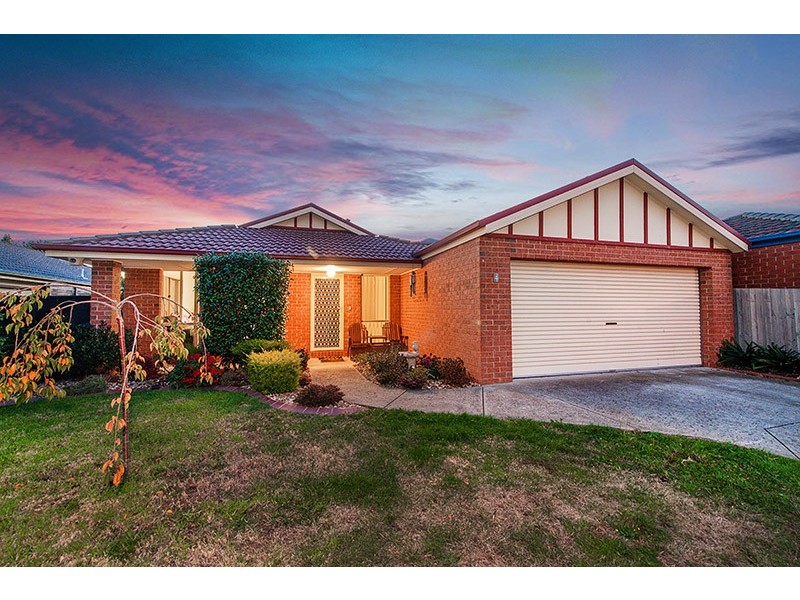 4 Gowrie Place, Cranbourne West VIC 3977