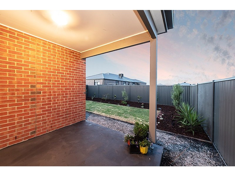 38 Quattro Avenue, Cranbourne East VIC 3977