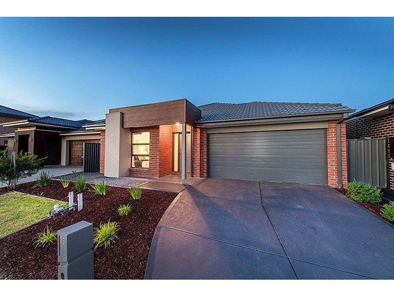 38 Quattro Avenue, Cranbourne East VIC 3977