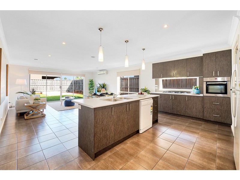 45 Chantenay Parade, Cranbourne North VIC 3977