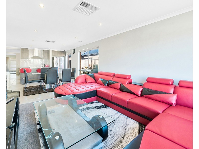 13 Greenglade Way, Cranbourne East VIC 3977