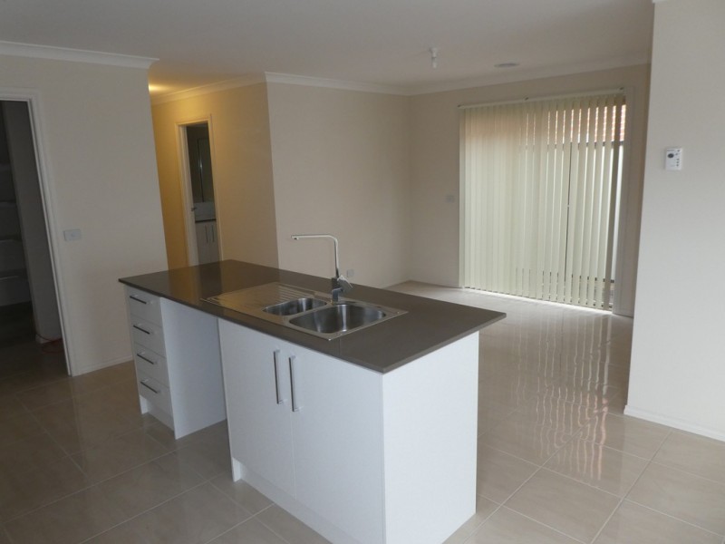 20 Debra Avenue, Pakenham VIC 3810