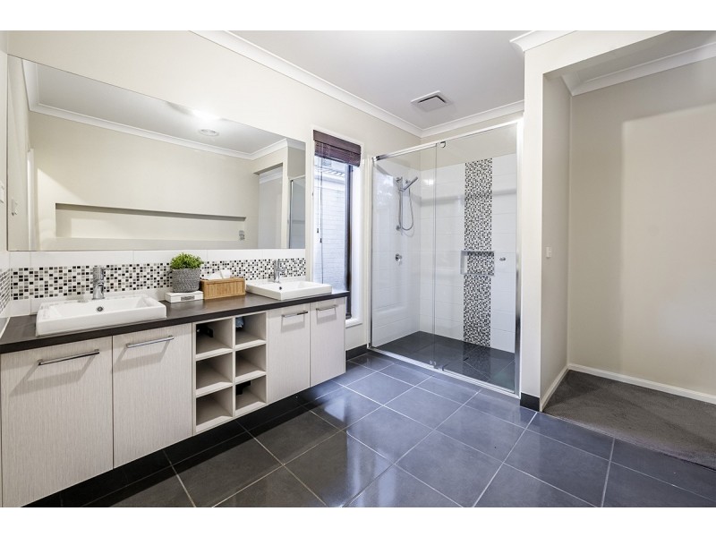 22 Alarah Boulevard, Cranbourne West VIC 3977